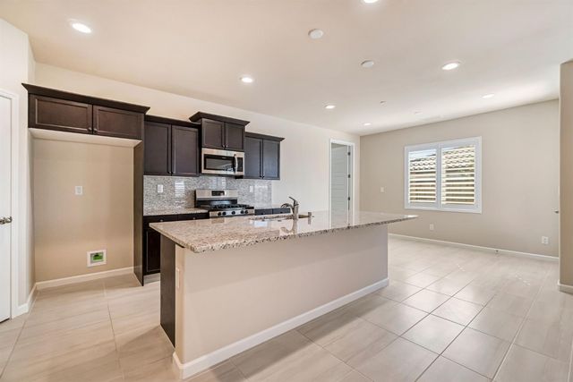 642 Stone Crest Avenue, Madera, CA 93636