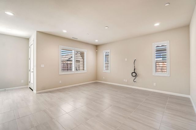 642 Stone Crest Avenue, Madera, CA 93636