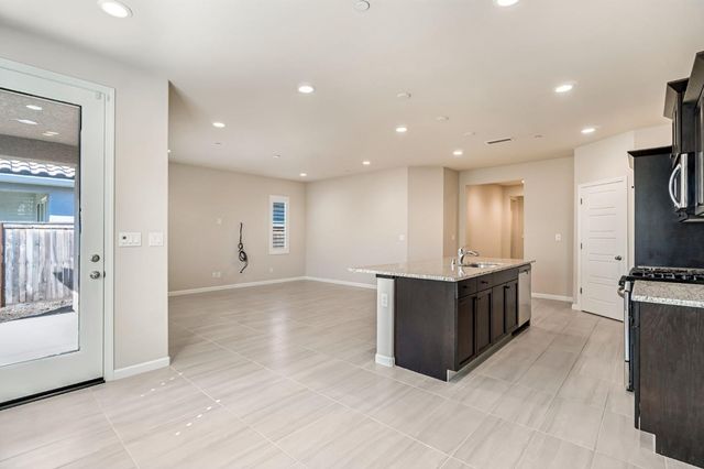 642 Stone Crest Avenue, Madera, CA 93636