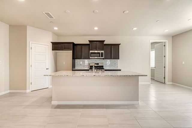 642 Stone Crest Avenue, Madera, CA 93636