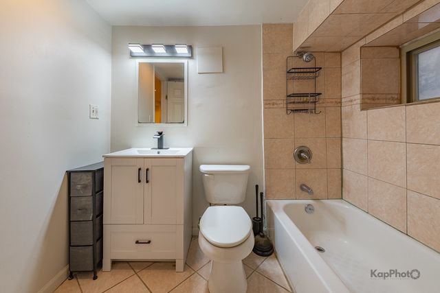 2041 W Jarvis Avenue 1W, Chicago, IL 60645