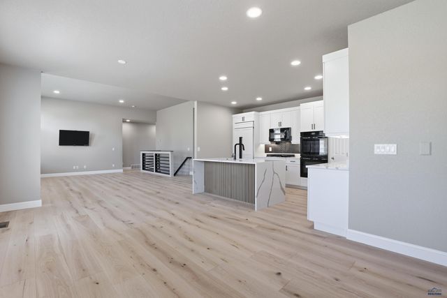 6709 MUIRFIELD DR, Rapid City, SD 57702