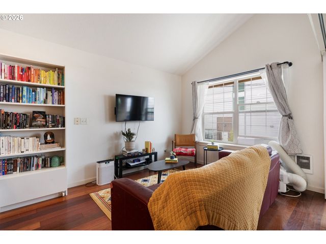 6017 Ne HOLLADAY St, Portland, OR 97213