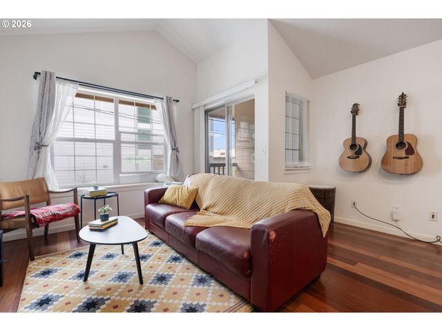6017 Ne HOLLADAY St, Portland, OR 97213