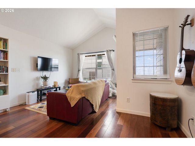 6017 Ne HOLLADAY St, Portland, OR 97213
