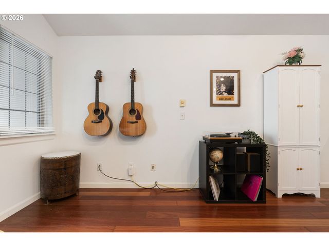 6017 Ne HOLLADAY St, Portland, OR 97213