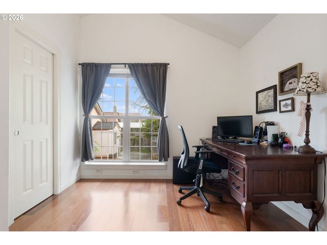 6017 Ne HOLLADAY St, Portland, OR 97213
