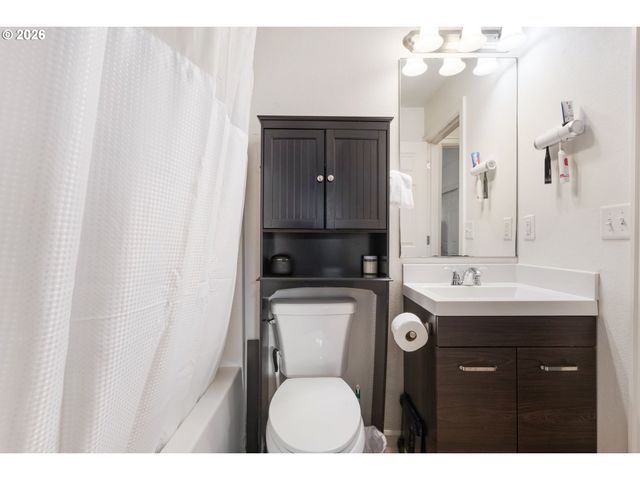 6017 Ne HOLLADAY St, Portland, OR 97213