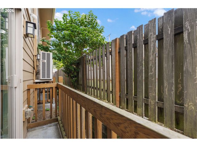 6017 Ne HOLLADAY St, Portland, OR 97213