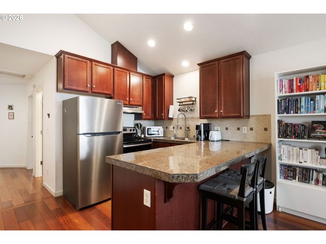 6017 Ne HOLLADAY St, Portland, OR 97213