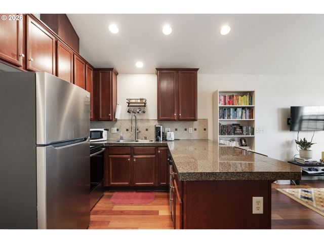 6017 Ne HOLLADAY St, Portland, OR 97213