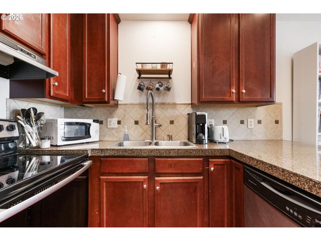 6017 Ne HOLLADAY St, Portland, OR 97213