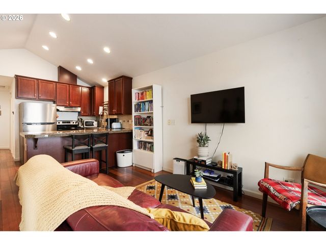 6017 Ne HOLLADAY St, Portland, OR 97213