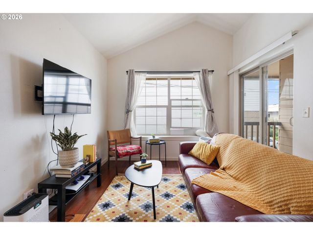 6017 Ne HOLLADAY St, Portland, OR 97213