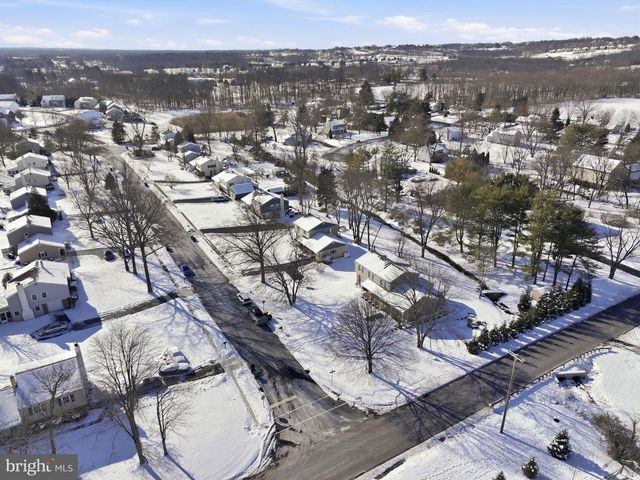 5 BROOK LN, Chalfont, PA 18914