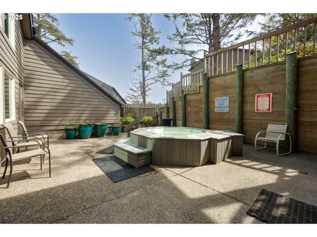 353 N BREAKER POINT Dr, Cannon Beach, OR 97110