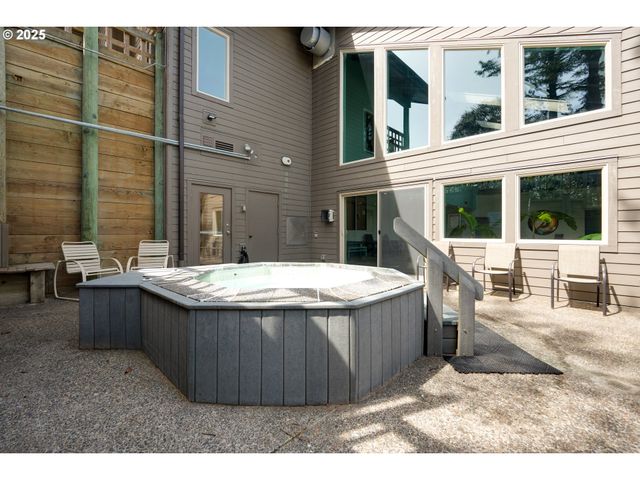 353 N BREAKER POINT Dr, Cannon Beach, OR 97110