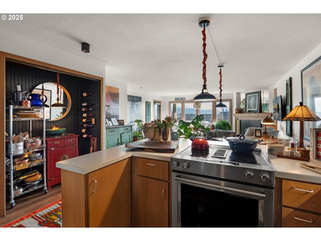 353 N BREAKER POINT Dr, Cannon Beach, OR 97110