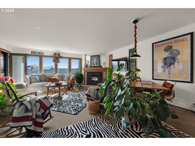 353 N BREAKER POINT Dr, Cannon Beach, OR 97110