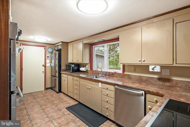 6783 CHAPEL RD, New Hope, PA 18938