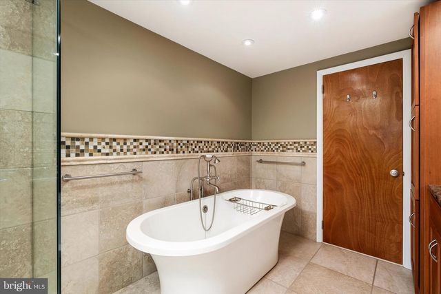 6783 CHAPEL RD, New Hope, PA 18938