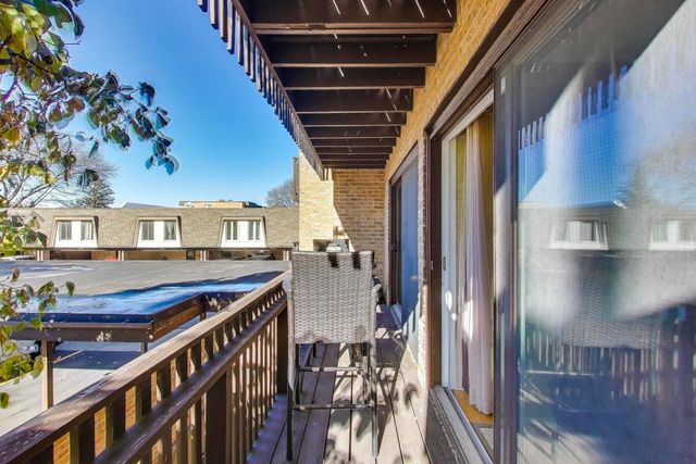 1847 Tanglewood Drive 2B, Glenview, IL 60025