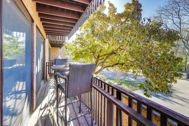 1847 Tanglewood Drive 2B, Glenview, IL 60025