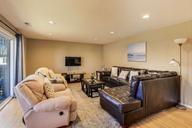 1847 Tanglewood Drive 2B, Glenview, IL 60025