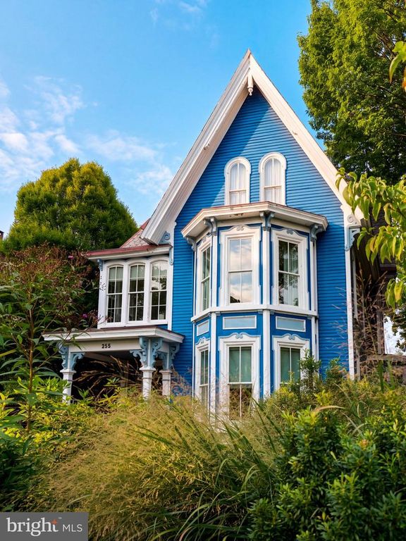 255 W COURT ST, DOYLESTOWN, PA 18901 — exterior