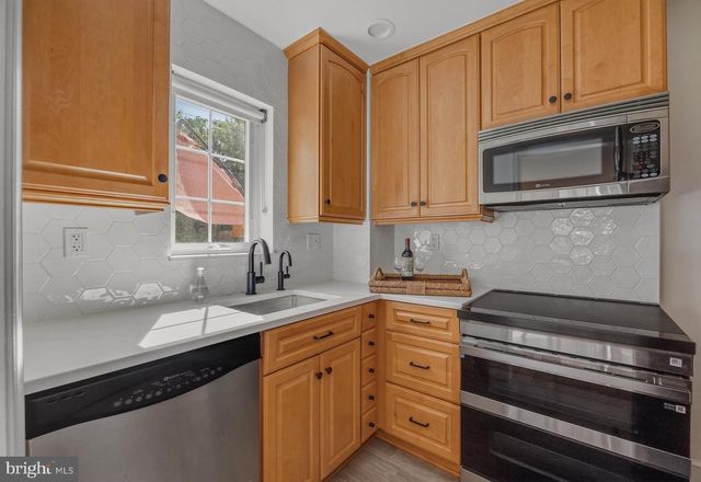 323 MOUNT VERNON AVE, Alexandria, VA 22301