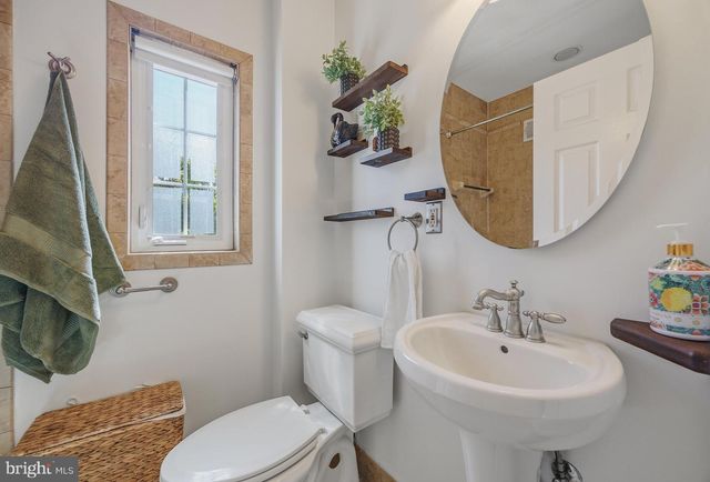 323 MOUNT VERNON AVE, Alexandria, VA 22301