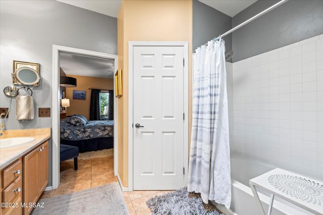 93 E Calle Vivaz, Green Valley, AZ 85614