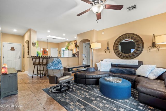 93 E Calle Vivaz, Green Valley, AZ 85614