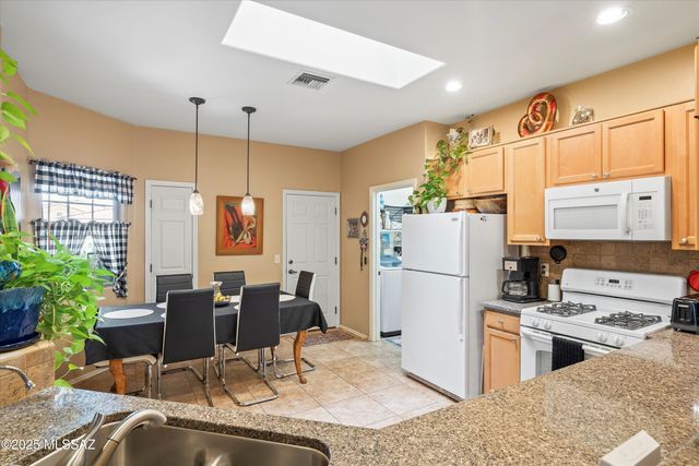 93 E Calle Vivaz, Green Valley, AZ 85614