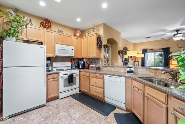 93 E Calle Vivaz, Green Valley, AZ 85614