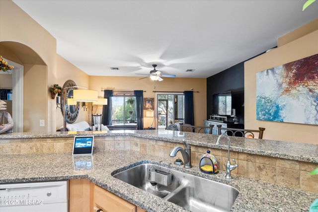 93 E Calle Vivaz, Green Valley, AZ 85614