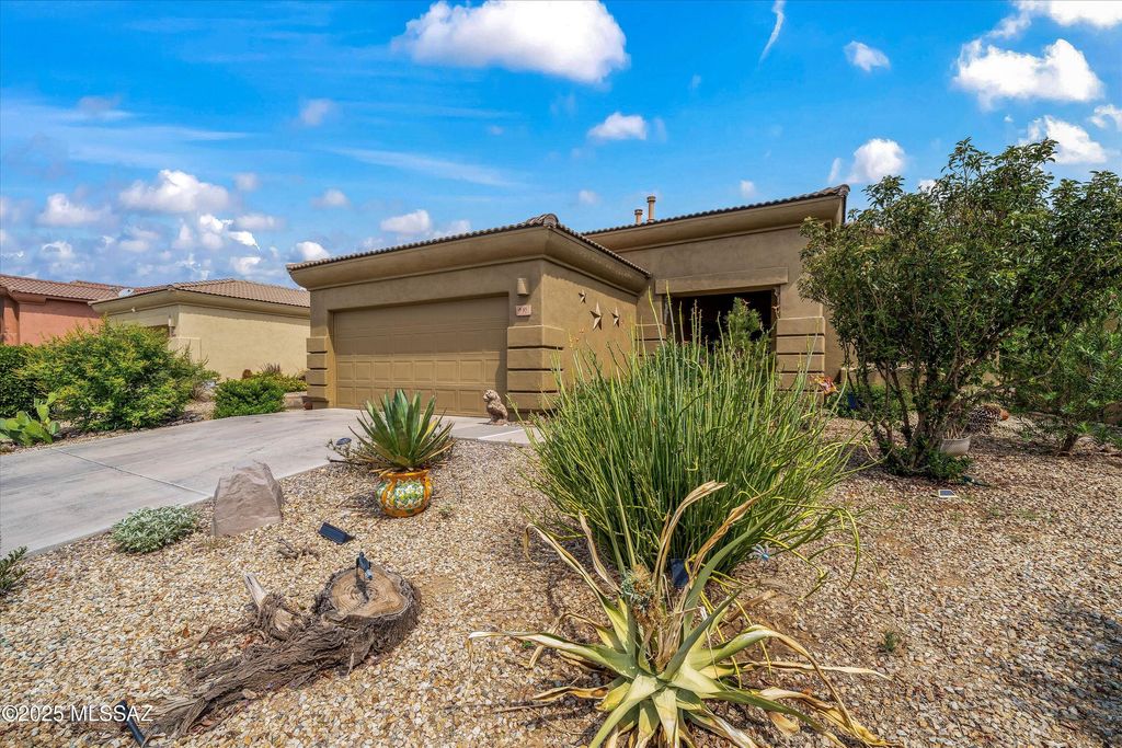 93 E Calle Vivaz, Green Valley, AZ 85614