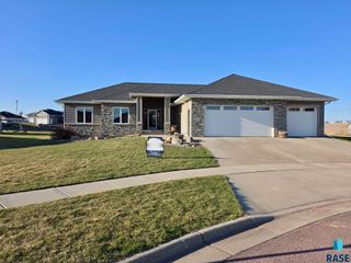2824 E Sunflower Cir Circle, Brandon, SD 57005