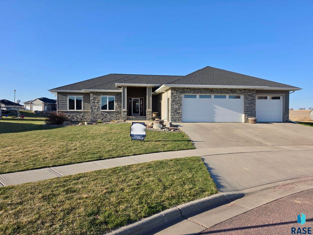 2824 E Sunflower Cir Circle, Brandon, SD 57005