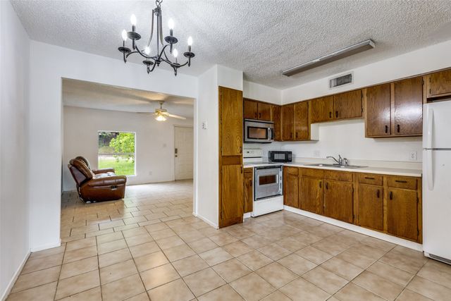 520 Lake Crest Parkway, Azle, TX 76020