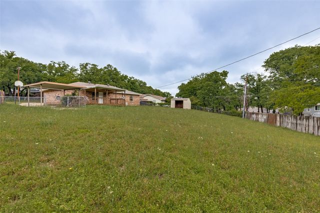 520 Lake Crest Parkway, Azle, TX 76020