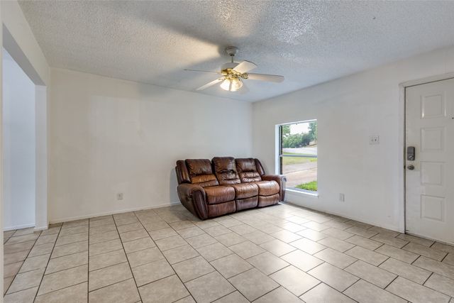 520 Lake Crest Parkway, Azle, TX 76020