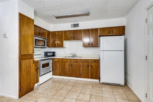 520 Lake Crest Parkway, Azle, TX 76020