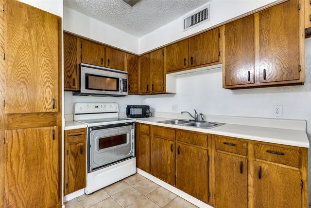 520 Lake Crest Parkway, Azle, TX 76020