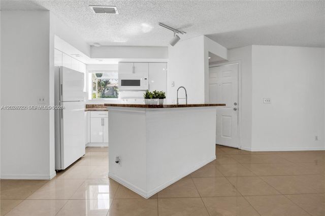 3420 N Pinewalk Dr N 717, Margate, FL 33063