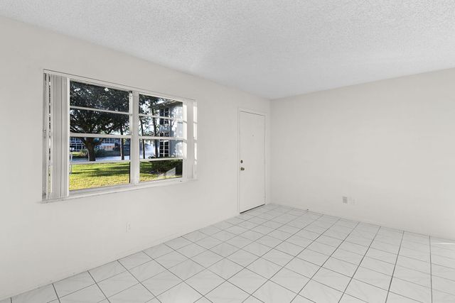 31 Lake Vista Trl Apt 104, Port St Lucie, FL 34952