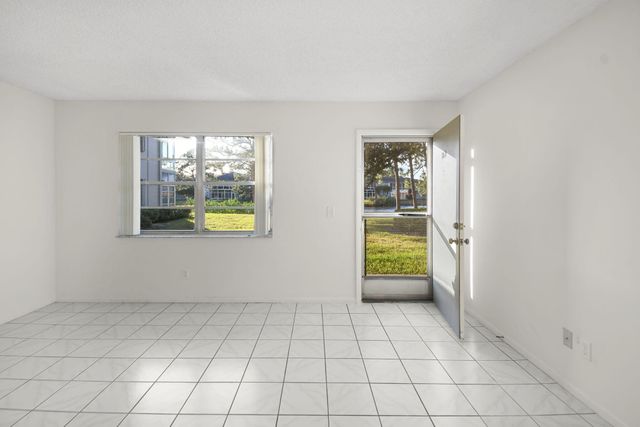 31 Lake Vista Trl Apt 104, Port St Lucie, FL 34952