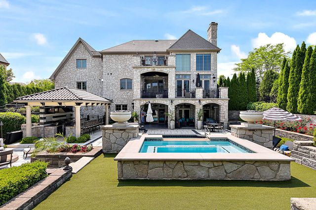 8611 Crest Court, Burr Ridge, IL 60527