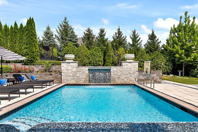 8611 Crest Court, Burr Ridge, IL 60527