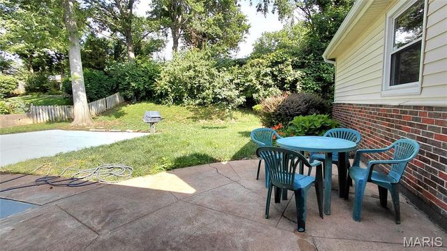 874 Hollyridge Drive, Ballwin, MO 63011